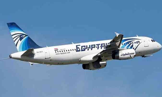 Uma imagem de arquivo, com data de 8 de maio de 2016, mostra o EgyptAir Airbus A 320-200, que desapareceu do radar em rota de Paris para o Cairo (foto: Andreas Soos/AFP)