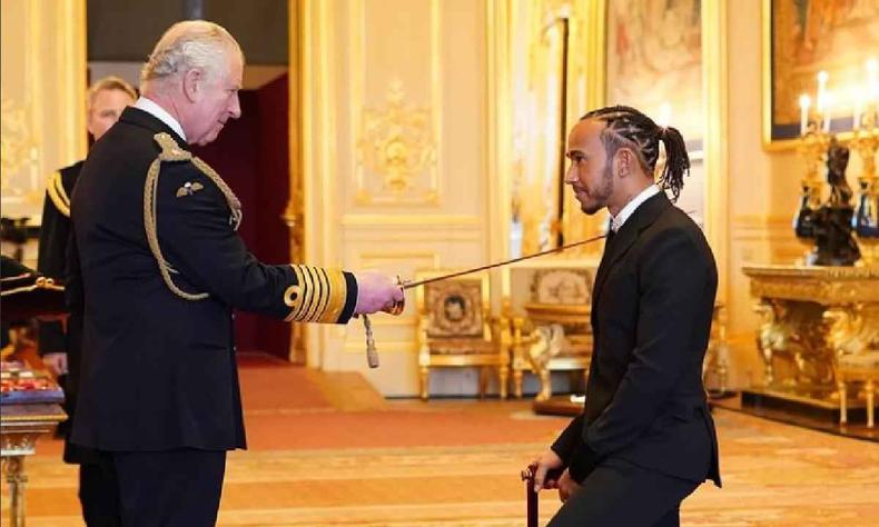 Prncipe Charles e Lewis Hamilton em cerimnia de investidura no Castelo de Windsor