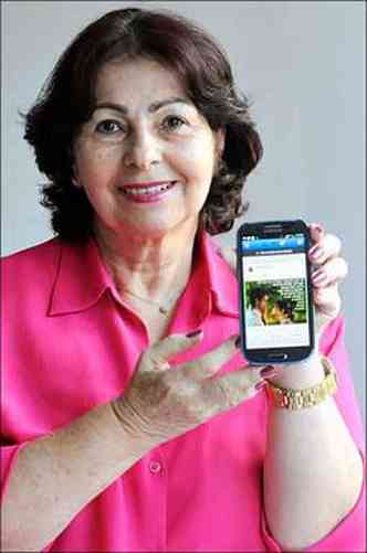 Marisete Mota, de 68, est agradecida por reencontrar amigos e falar com eles sem ter que sair de casa(foto: Leandro Couri/D.A Press EM)