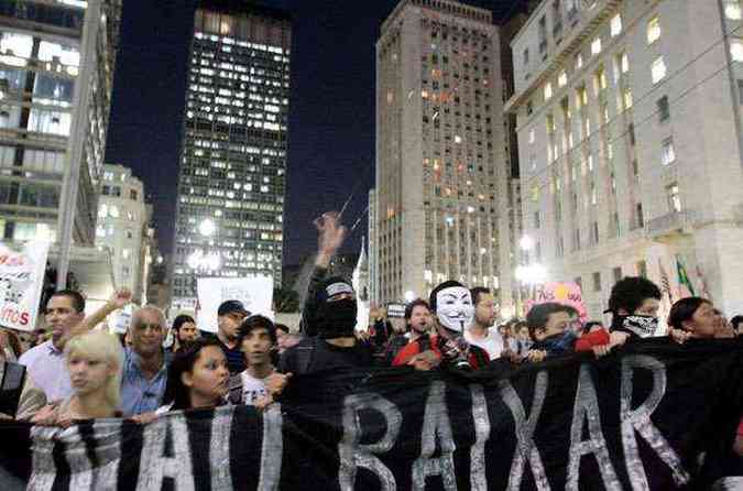 Manifestantes pedem reduo das passagens em protesto em frente  prefeitura de So Paulo (foto: DANIEL GUIMARAES / AFP)