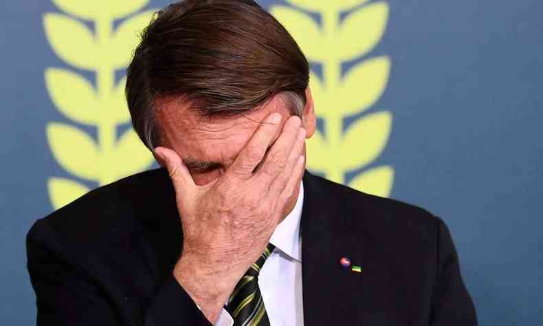 Excesso de mortes por COVID e escândalos de corrupção complicam reeleição de Bolsonaro