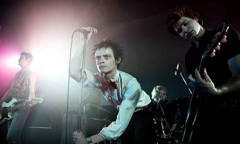 O ator Anson Boom como o cantor punk Johnny Rotten, em ''Pistol''(foto: STAR/DIVULGAÇÃO) Ator Anson Boom ao microfone, no palco, caracterizado com o cantor punk Johnny Rotten