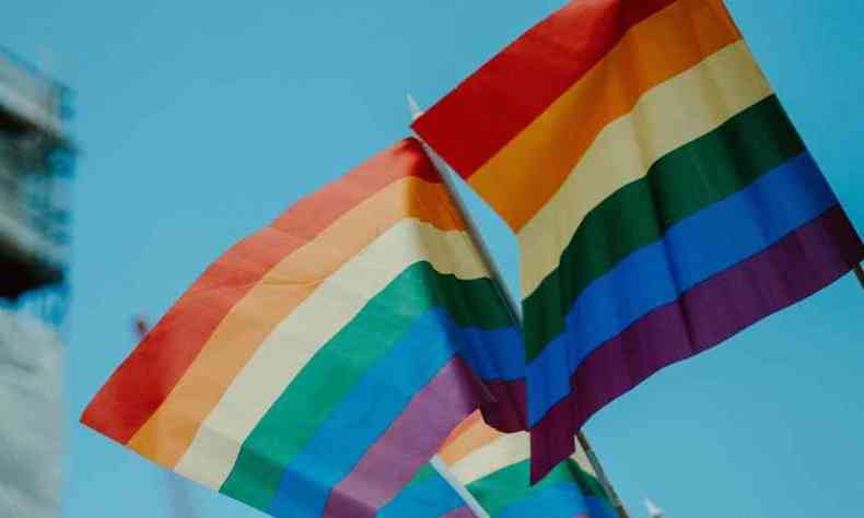 Foto de duas bandeiras LGBT lado a lado