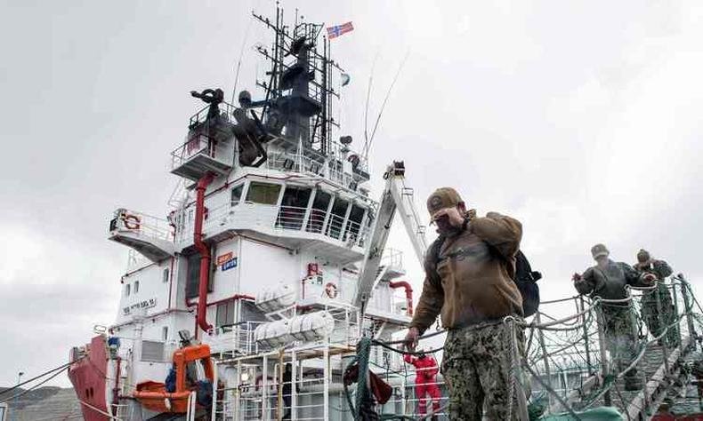Membros da Marinha Americana ajudam nas buscas ao submarino argentino (foto: Pablo Villagra/AFP )
