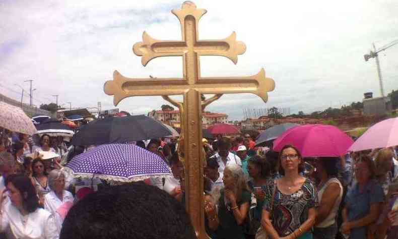 Centenas de fiis se renem em procisso no canteiro de obras da Catedral Cristo Rei(foto: Leandro Couri/EM/D.A Press)