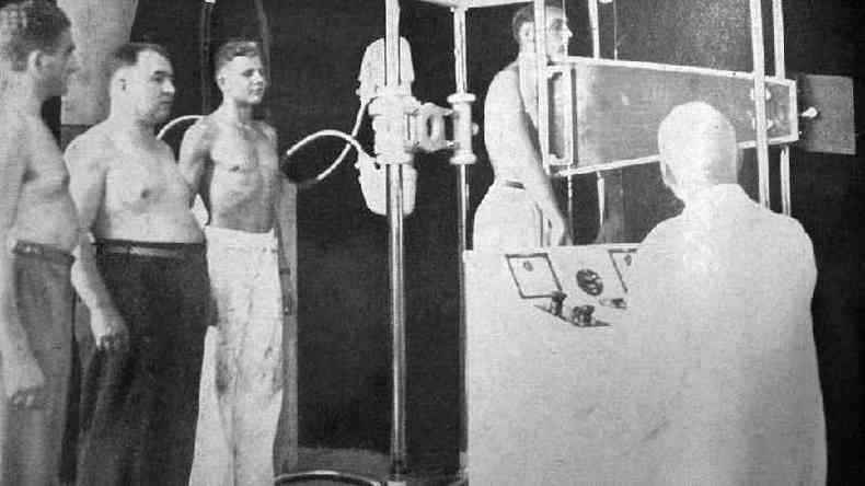 Pacientes sendo examinados