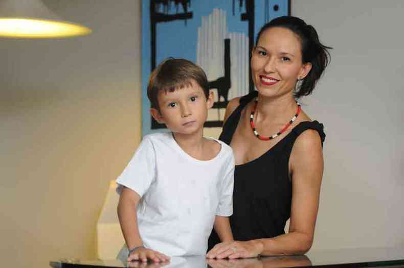 Izabela Voieta Teixeira, infectologista, e seu filho Francisco, de 7 anos(foto: Tlio Santos/EM/D.A Press)