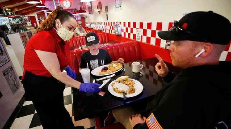 Os restaurantes esto enfrentando dificuldades para encontrar funcionrios(foto: Getty Images)