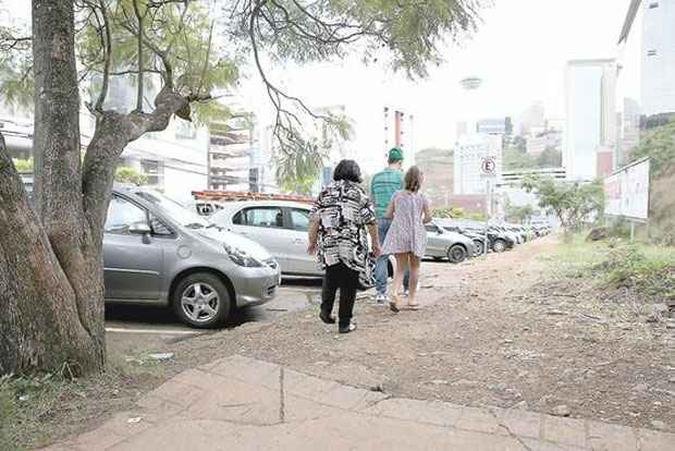 No percurso da avenida entre o Hospital Biocor e a Faculdade Milton campos, pedestres caminham com dificuldade em cal�ada com terra, pedras e entulhos(foto: Rodrigo Clemente/EM/D.A Press)