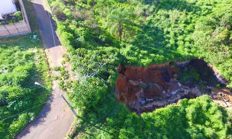 Buraco est com aproximadamente 20 metros de comprimento