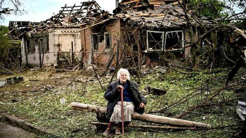 Uma mulher se senta em frente a duas casas que foram demolidas por um ataque de míssil, que matou outra mulher, em Druzhkivka, Donetsk(foto: Getty Images) Uma mulher se senta em frente a duas casas que foram demolidas por um ataque de míssil, que matou outra mulher, em Druzhkivka, Donetsk