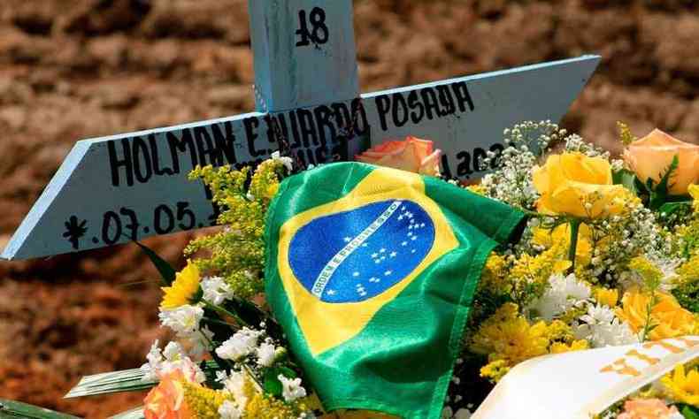 Brasil alcançou 220 mil mortes por COVID-19 até esta quinta-feira (28/01)(foto: MÁRCIO JAMES/AFP)