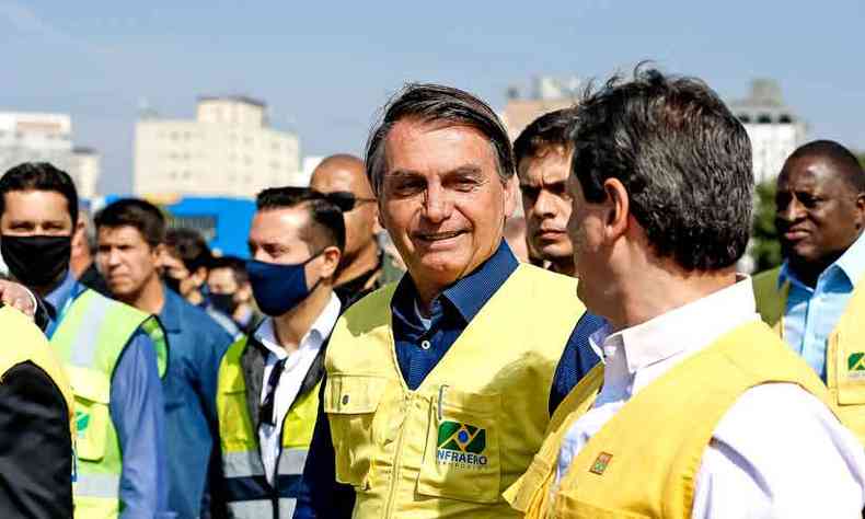 Bolsonaro visitou obras de recuperao da pista do aeroporto(foto: CAROLINA ANTUNES/PR)