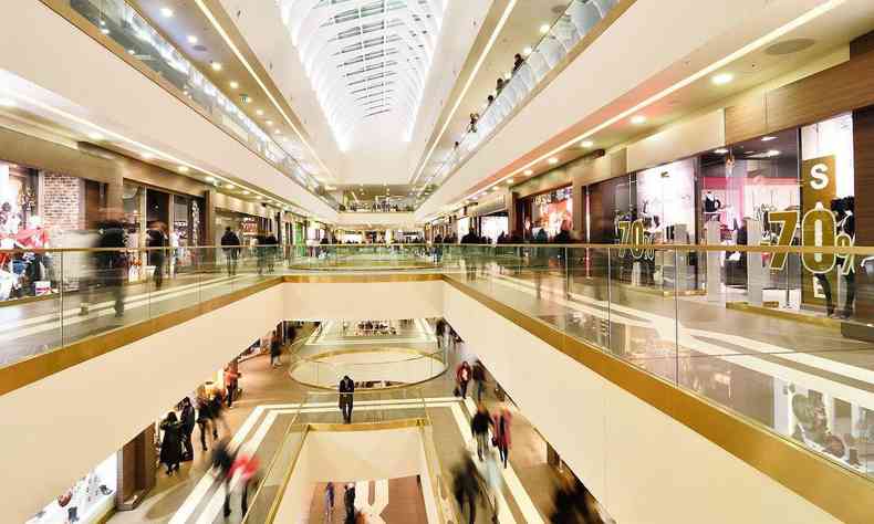 Imagem dos corredores de um shopping com varias lotas de todos os lados.