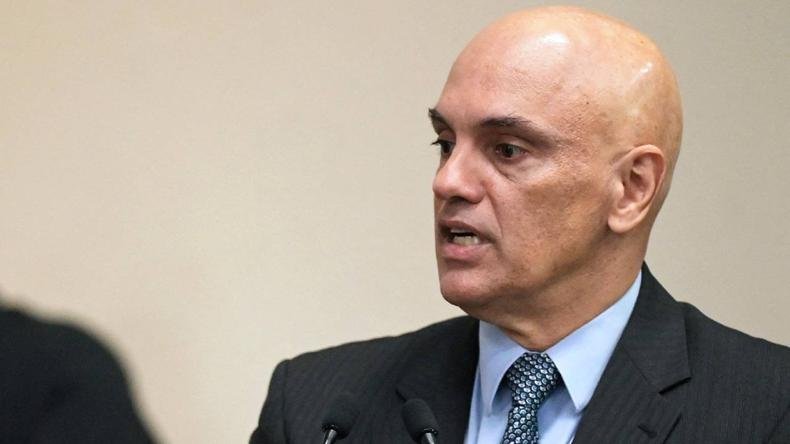 Alexandre de Moraes olhando para a esquerda 