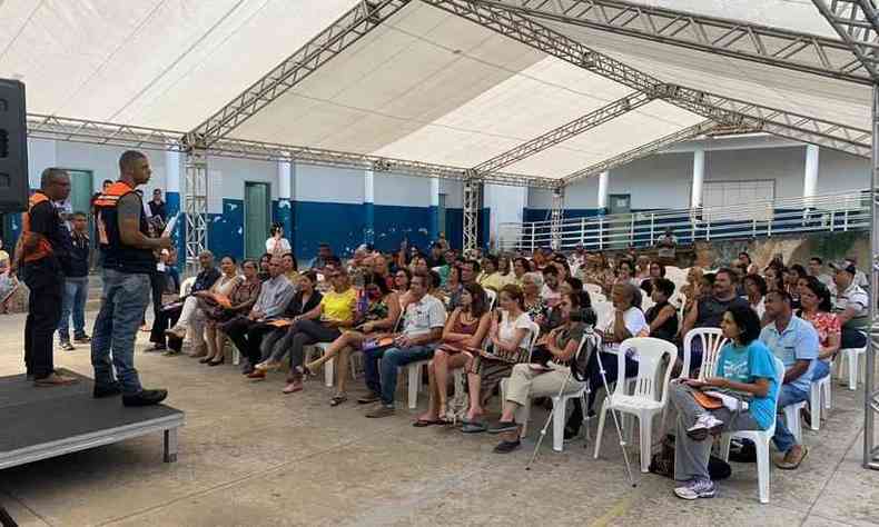 Reunies preparatrias antecedem os exerccios prticos, como atividade que ocorreu em Raposos(foto: Defesa Civil de Minas Gerais/Divulgao)