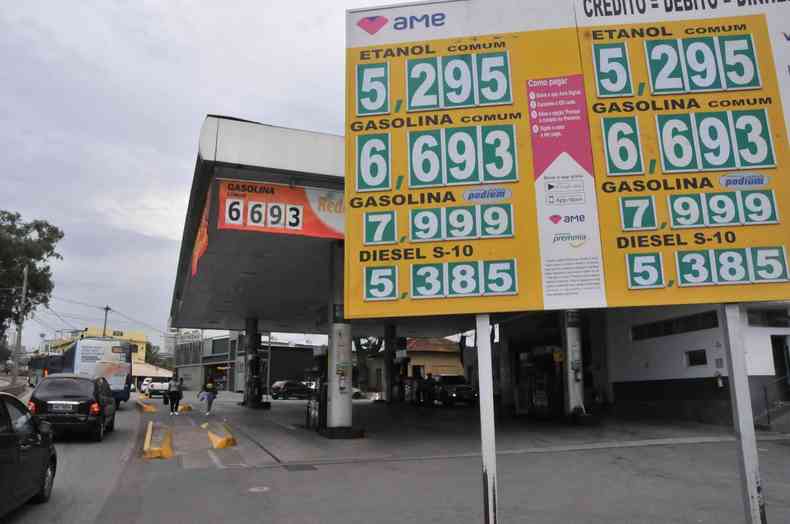 Posto de combustvel com placa mostrando os preos dos produtos 