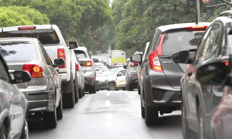 Na foto, corredor de carros na Av. Afonso Pena, sentido Av. Getlio Vargas