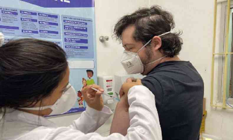Pesquisador recebeu a primeira dose da vacina em São Paulo(foto: Reprodução/Twitter)