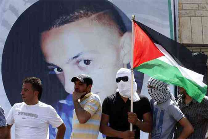 Palestinos lamentam a perda do jovem durante o funeral (foto: AFP PHOTO / THOMAS COEX )