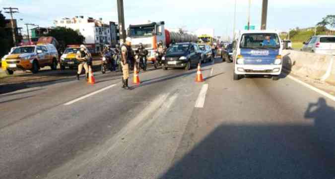 Trnsito foi fechado no Anel Rodovirio por causa do acidente(foto: Polcia Militar Rodoviria (PMRv) / Divulgao)