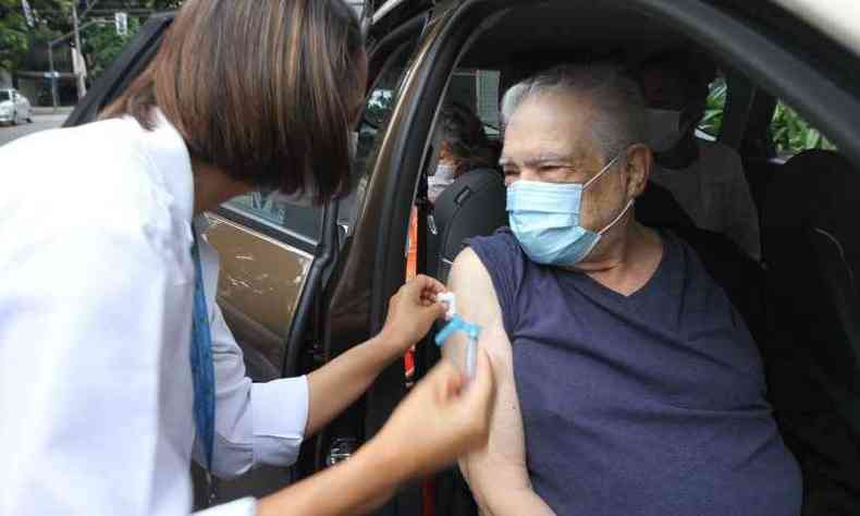 Waldir Vieira, de 86 anos, recebeu a vacina contra o coronavrus em Belo Horizonte(foto: Jair Amaral/EM/D.A Press)