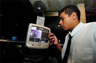 Funcionrios como Wesley Vieira ganharam um aliado na preveno de crimes, e acabam ajudando at vizinhos que no integram o grupo(foto: (Alexandre Guzanshe/Em/D.A Press))