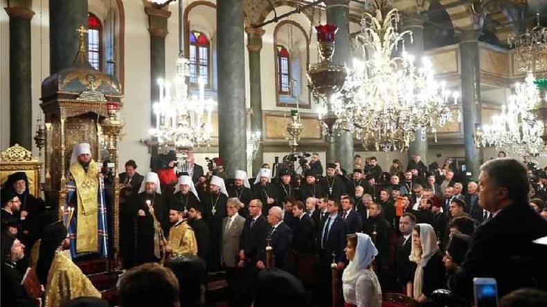 Sacerdotes ucranianos cristos ortodoxos em igreja