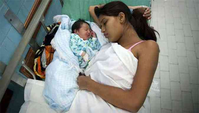 Jovem me descansa com seu beb em maternidade de Caracas, na Venezuela(foto: AFP PHOTO / Leo RAMIREZ)