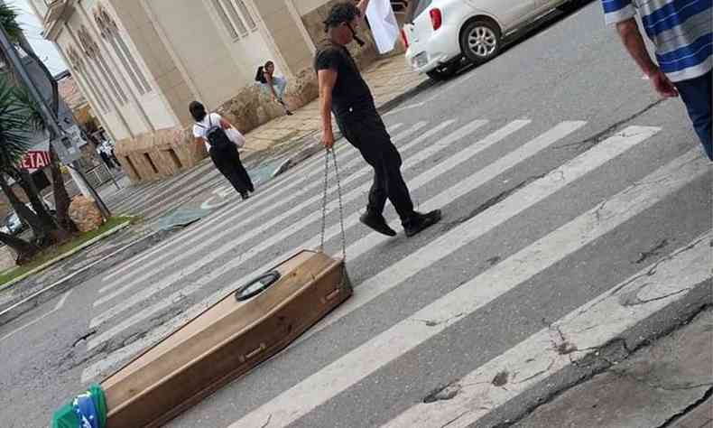 Homem arrastou caixo por ruas de Pouso Alegre