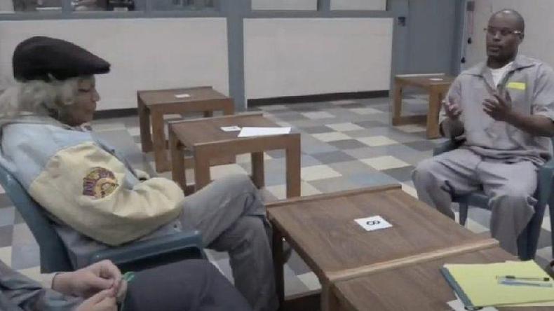 A juza Evelyn Baker se encontrando com Bobby Bostic na priso em 2020