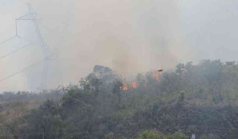 Fumaa do incndio invadiu bairros da Regio do Barreiro(foto: Paulo Filgueiras/EM/D.A Press)