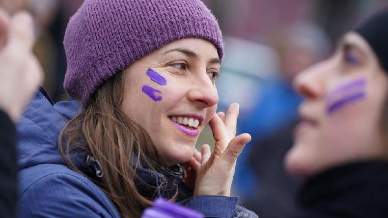 Uma mulher pinta listras roxas no rosto durante um protesto feminista no Dia Internacional das Mulheres em 08 de maro de 2020 em Berlim, na Alemanha