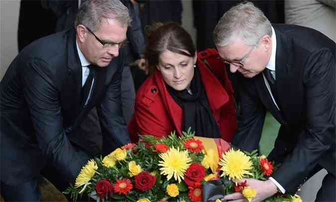 Carsten Spohr, CEO da Lufthansa (Esq.), Thomas Winkelmann, CEO da Germawings (Dir.) e Stephanie Schroeder, ministra alem dos Transportes, prestam homenagens s vtimas (foto: AFP / BORIS HORVAT )