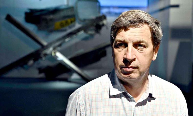 Yuri Savtchouk, diretor do Museu da Histria da Ucrnia na 2 Guerra Mundial, olha para a cmera