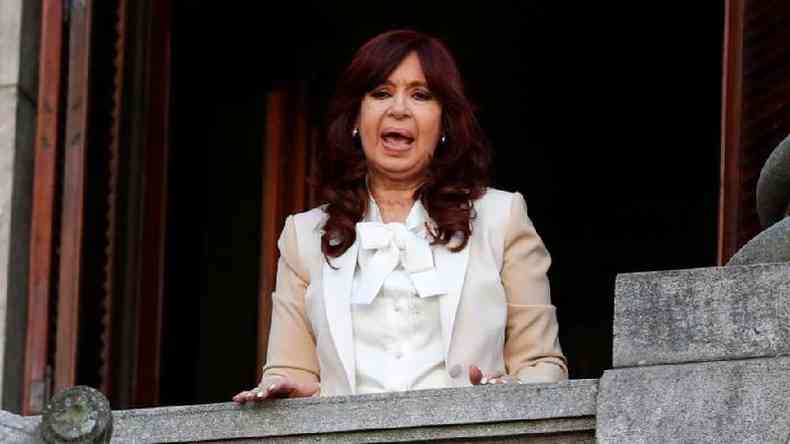 Cristina Kirchner falando da sacada de uma janela
