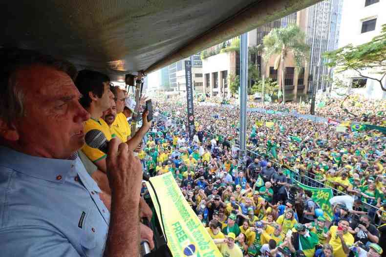 Bolsonaro discursa sobre palanque