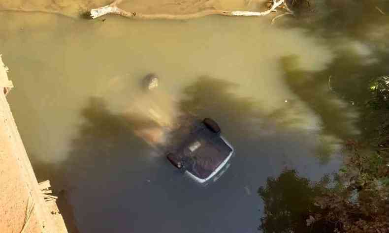 Carro ficou submerso e com as rodas para o alto(foto: Corpo de Bombeiros/Divulgao)