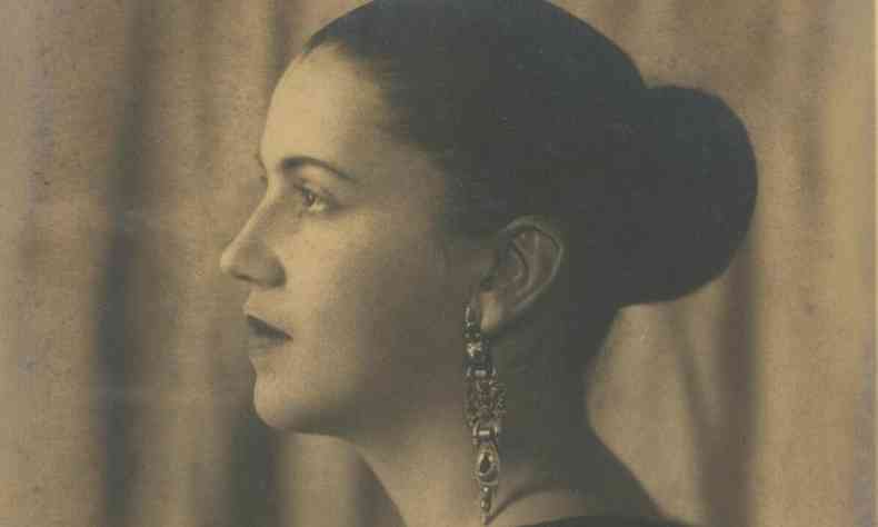 Retrato da pintora Tarsila do Amaral, que est de cabelos presos e olha para a cmera