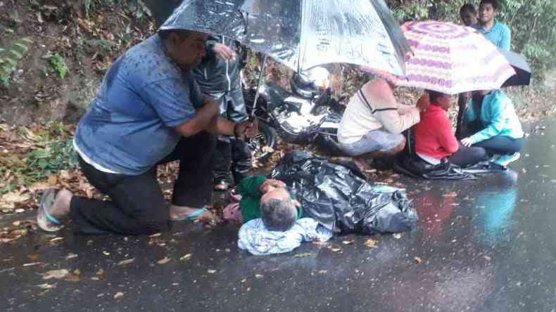 Casal estava em moto que se envolveu em batida com carro(foto: Reproduo da internet/WhatsApp)