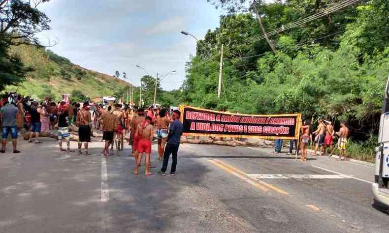 Protesto de indgenas em Governador Valadares, no Vale do Rio Doce(foto: Polcia Rodoviria Federal/Divulgao)