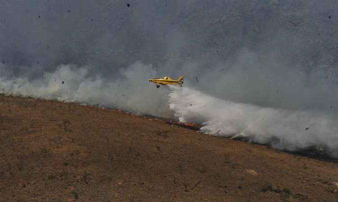 Aeronaves ajudaram no combate às chamas na área verde(foto: Jair Amaral/EM/D.A.Press) Aeronaves ajudaram no combate às chamas na área verde(foto: Jair Amaral/EM/D.A.Press)