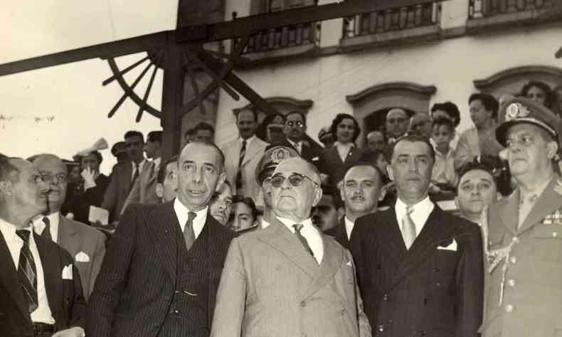 foto em preto e branco de 1950 com o presidente da Republica do Brasil Getulio Vargas o politico Juscelino Kubitschek e o General Ciro do Espirito Santo Cardoso