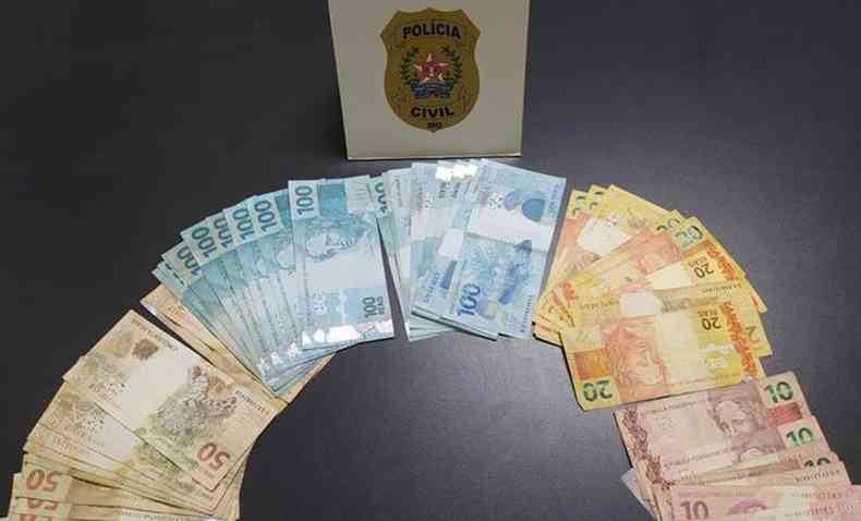 O dinheiro foi recuperado pela Polcia Civil e a mulher que fez os saques foi presa em flagrante(foto: Polcia Civil de Ipanema/Divulgao)