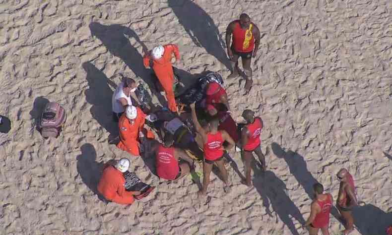 Corpo de Bombeiros atuando no salvamento da vtima. Imagem mostra viso de cima dos bombeiros 