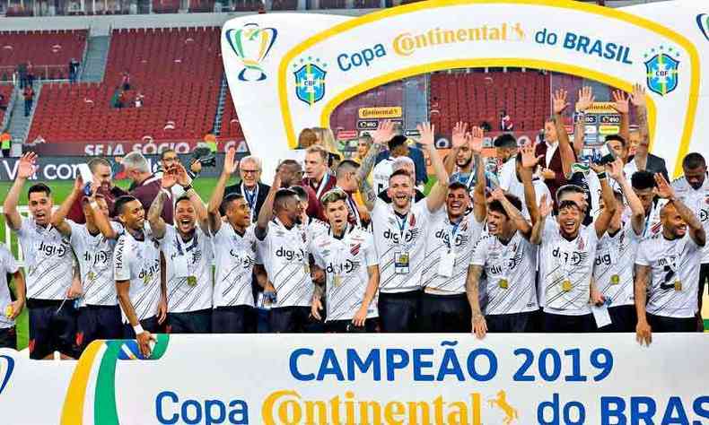 Time paranaense tem 12 jogadores pratas da casa no grupo campeo da Copa do Brasil, inclusive o goleiro Santos, convocado por Tite para Seleo Brasileira(foto: Itamar Aguiar/AFP)