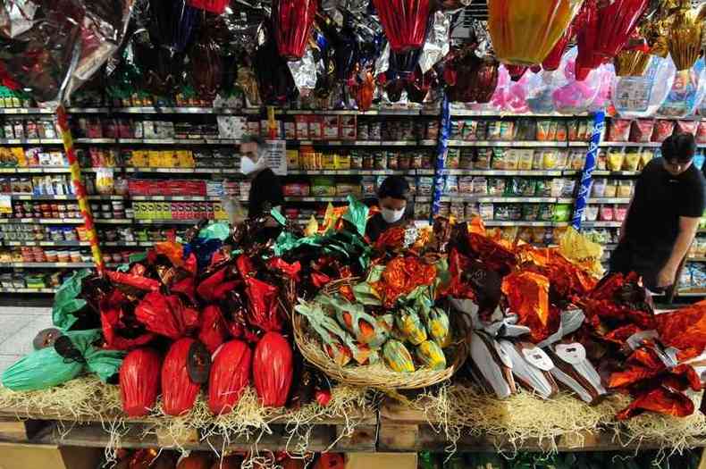 Gndolas do supermercado EPA: supermercado, que est autorizado a funcionar durante a quarentena, fez parceria com loja de chocolates finos(foto: Gladyston Rodrigues/EM/D.A Press)