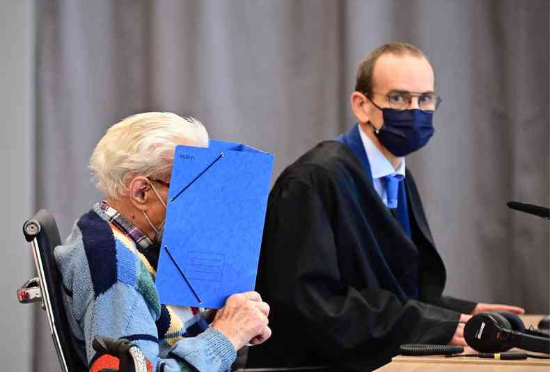 Josef S., ex-cabo de um campo de concentrao, esconde o rosto em seu julgamento
