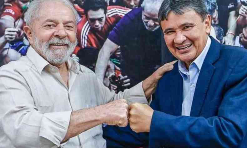 Lula,  esquerda, aparece ao lado do Senador eleito Wellington Dias. Ambos se cumprimetam e sorriem ao posarem para foto. 