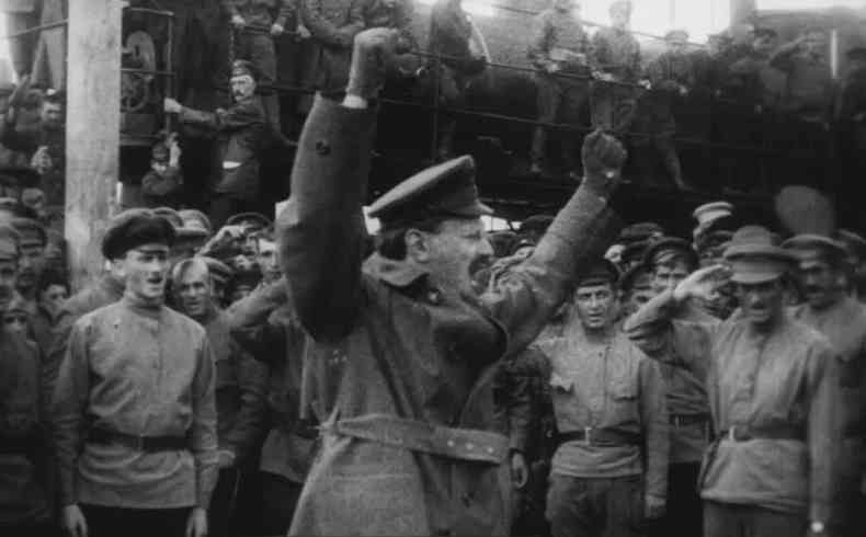 Oficial do Exrcito grita e ergue os braos, enquanto  observado por outros militares, em cena de 'a histria da guerra civil' 